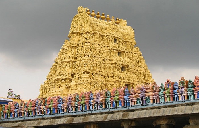 Sursa foto: https://viagensculturais.files.wordpress.com/2012/08/sri-ekambaranathar-temple-kanchipuram-tamil-nadu43543.jpg
