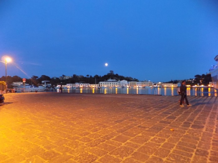 A rasarit Luna peste Ischia... noi spunem 'la revedere'