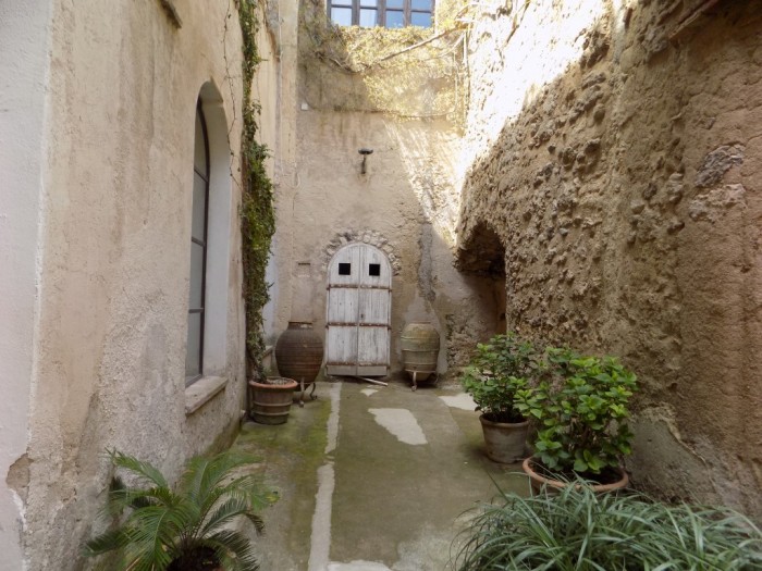 Alee in Castelul Aragonez