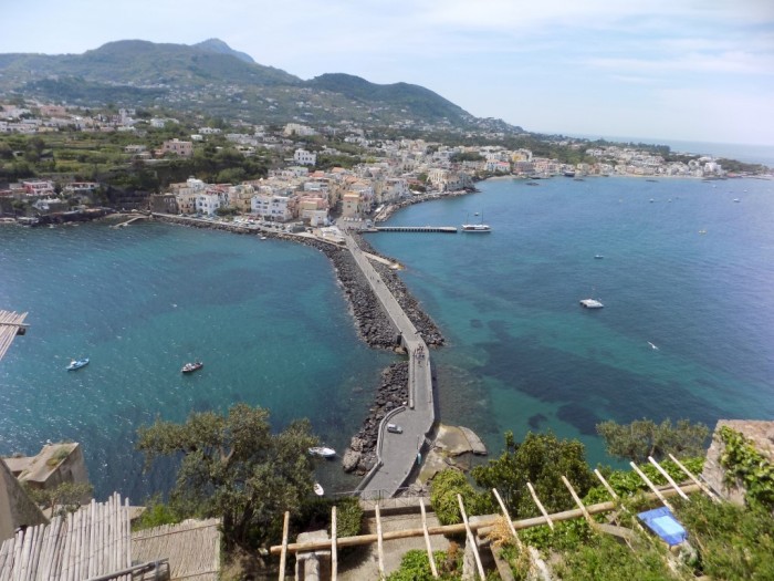 Panorama asupra insulei si a Muntelui Epomeo, de pe una din terasele castelului