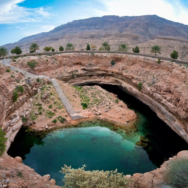 Sursa foto: http://www.angryboar.com/index.php/tourist-attraction-oman-natural-swimming-pool/