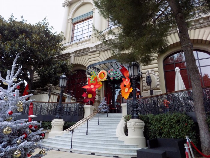 O intrare laterala a cazinoului impodonita pentru sarbatori